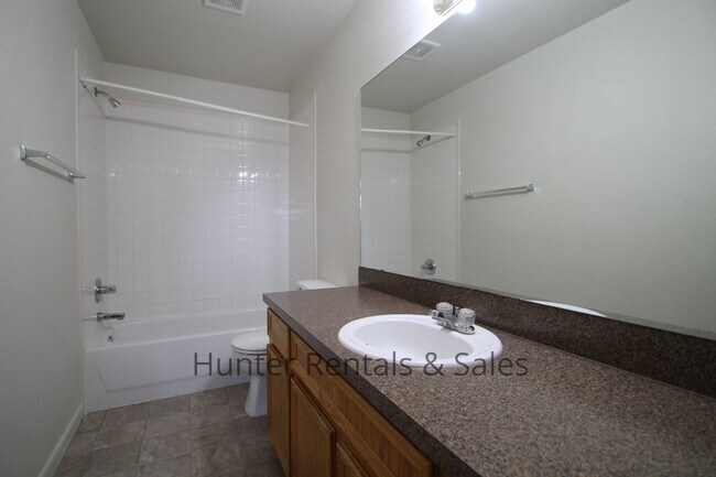 Building Photo - Spacious Two-Bedroom!