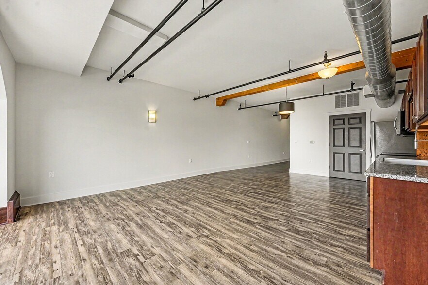 Building Photo - 600 7th St NW