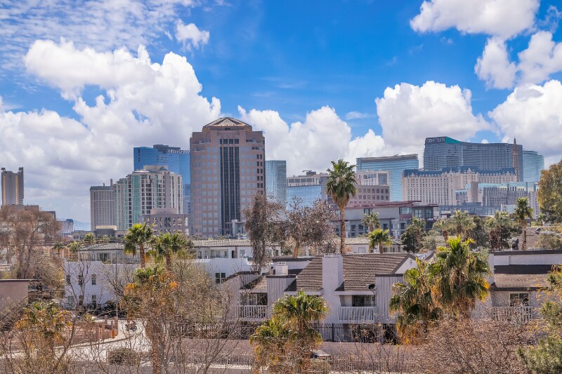 Building Photo - 725 N Royal Crest Cir