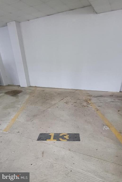 Building Photo - 75 Maple St