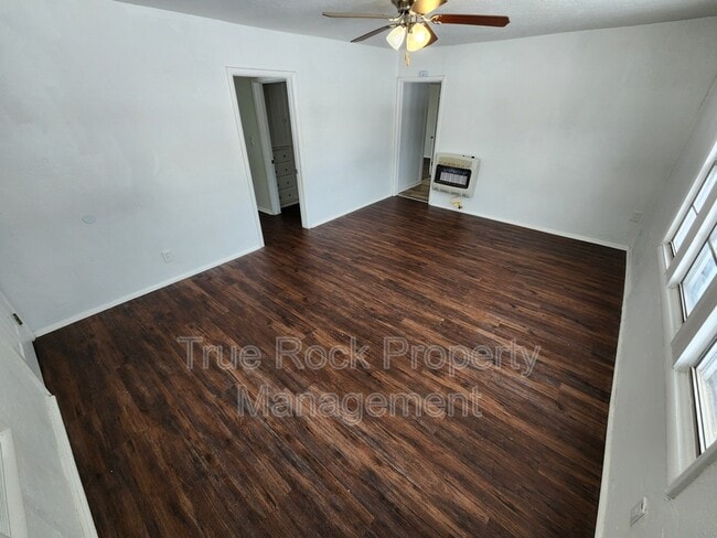 Building Photo - 631 N Hickory Ave