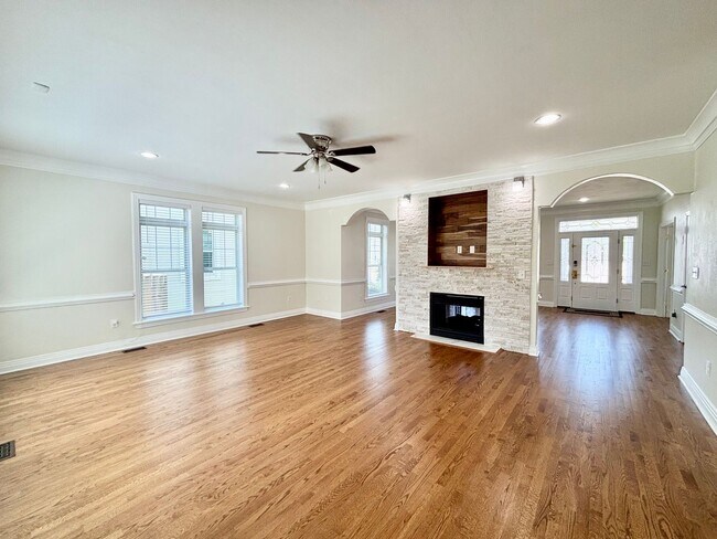 Building Photo - Gorgeous Beach View Home