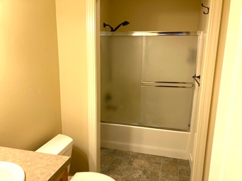 Bath - 2473 NW Awbrey Rd