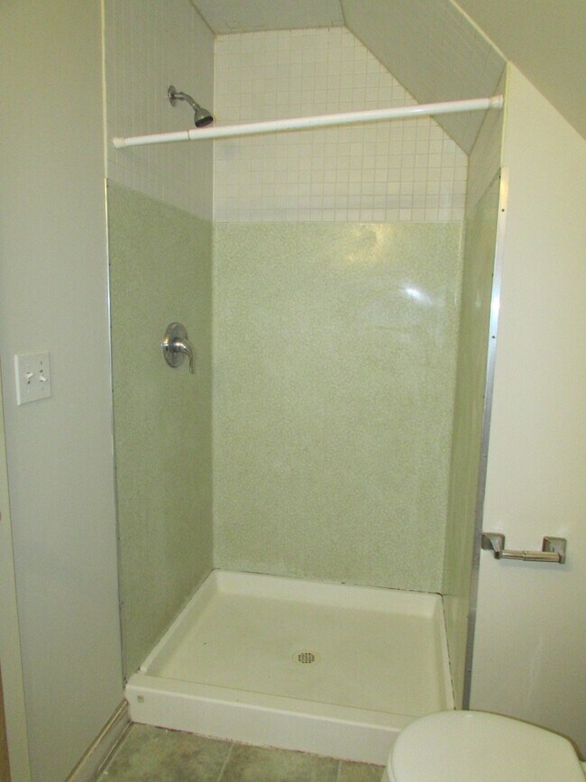 Building Photo - Leasing NOW-- Excellent 7 Bedroom/3 Bathroom Unit Near UW