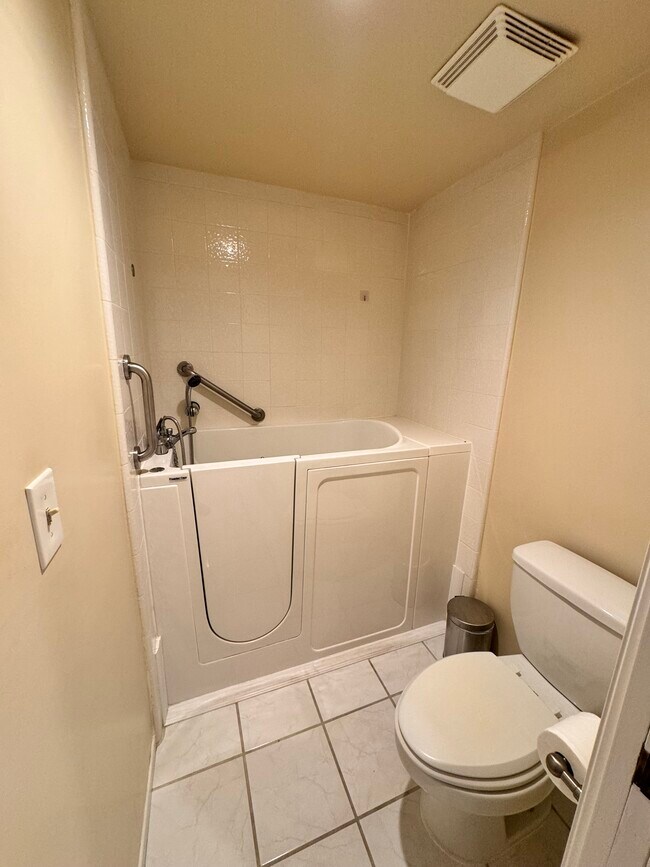 Master bath Walk-in tub - 2910 S Peck Ave
