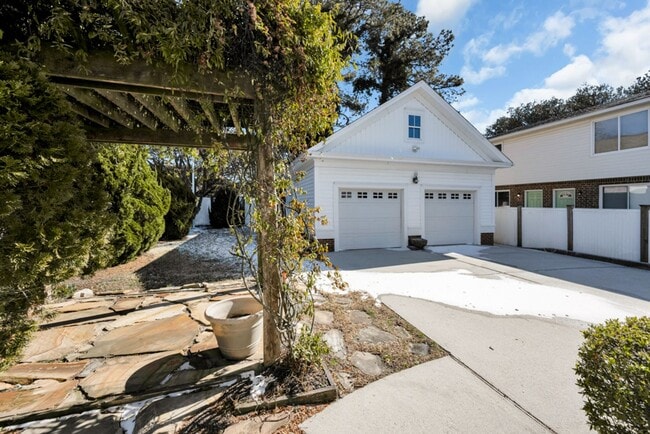 Building Photo - Beautiful Coastal Home for Rent – Ocean View / 17th Bay, Norfolk