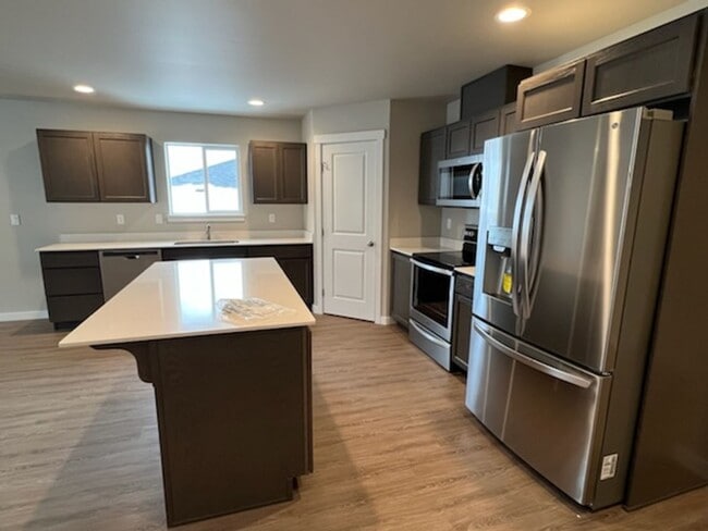 Building Photo - Luxury 3 bedroom, 2 bath home with double garage!