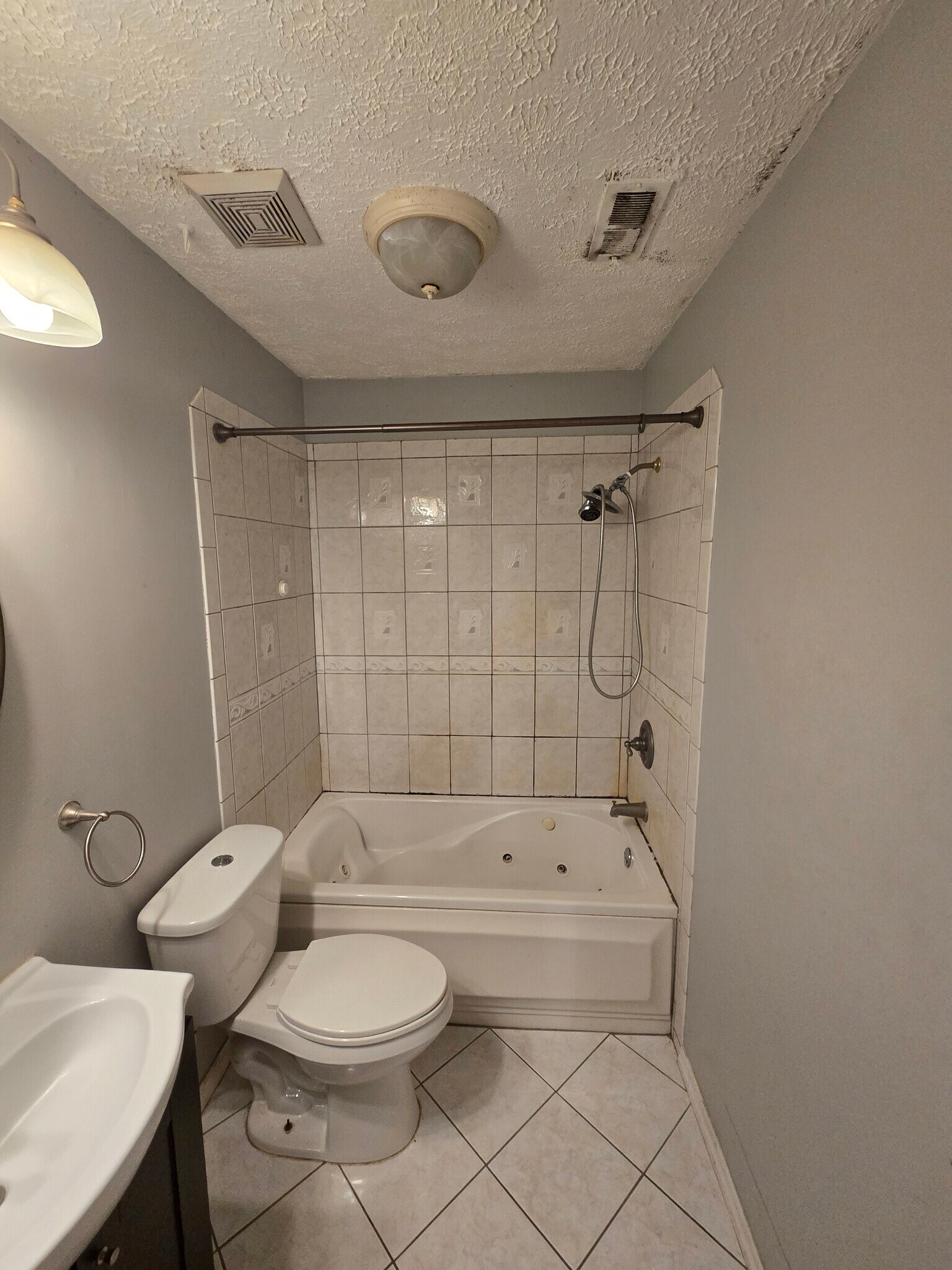 Building Photo - 180 Kenwood Dr