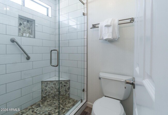 Building Photo - 1460 N La Rosa Dr