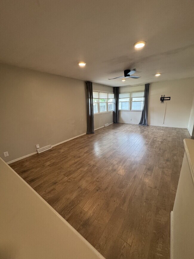 Building Photo - 840 N Waddington Ave