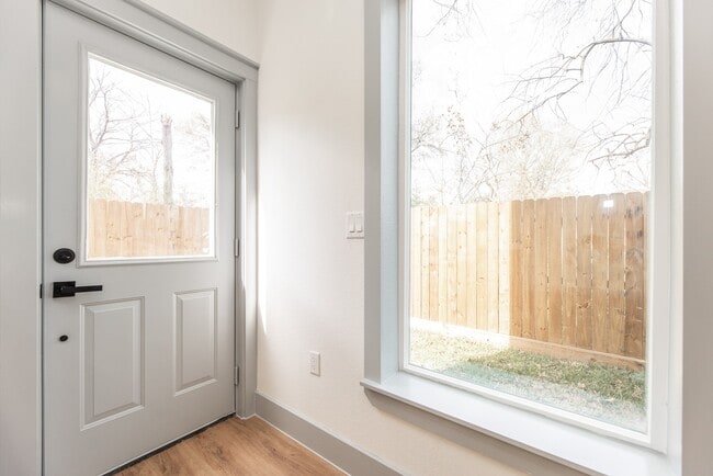 Building Photo - 704 S 1st St