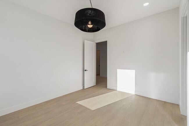 Building Photo - 7826 S Northshore Dr