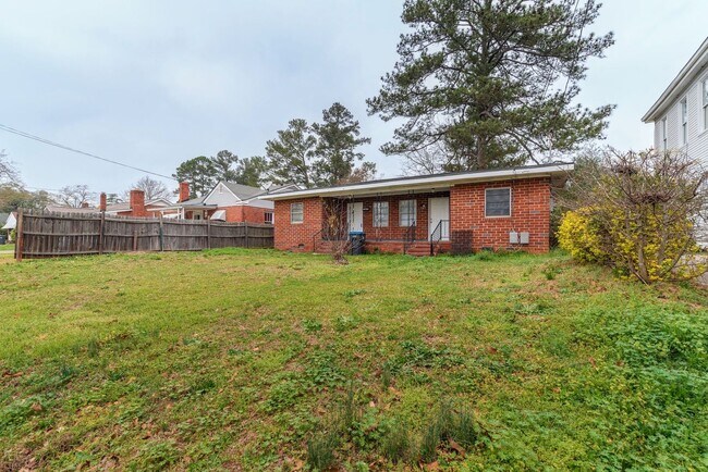 Building Photo - SECTION 8 ACCEPTED! - Cozy 2-Bedroom Home ...