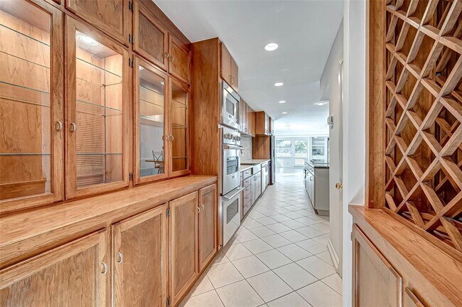 Building Photo - 8986 Chatsworth Dr