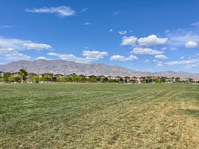 Building Photo - AMAZING GATED 3 BED 2.5 BATH 2 CAR GARAGE !