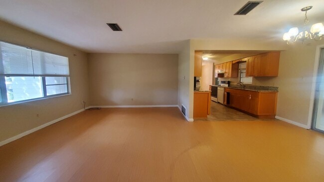 Building Photo - Large 3 Bedroom, 2.5 Bath with large Den and Family Room in Rainbows End, Dunnellon, FL