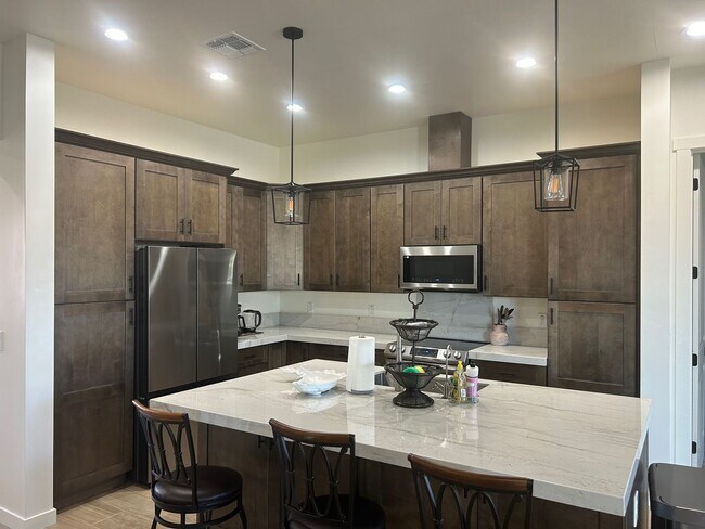 Building Photo - 26424 S Lakewood Dr