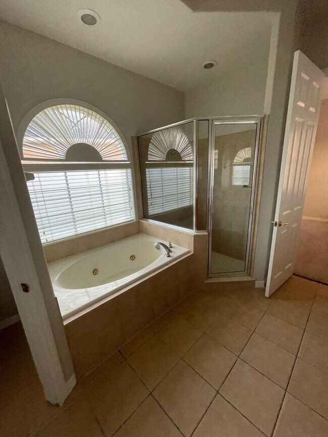 Building Photo - BRISTOL ESTATES 4 BEDRROM, 4 BATHROOMS, 3 CAR GARAGE HOUSE