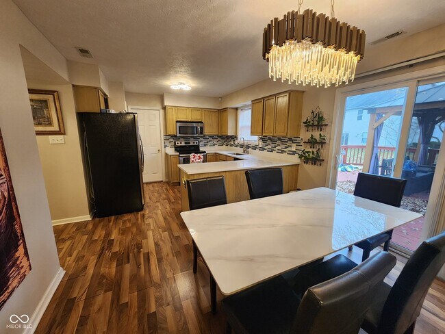 Building Photo - 8607 Longspur Ct