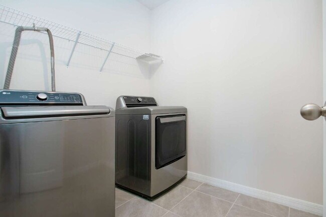 Building Photo - Spacious 5-Bed Retreat with Granite Elegance in Lakewood Ranch