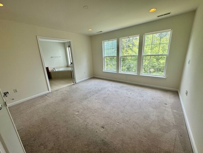 Building Photo - Spacious 3BR/2.5BA Townhome in Desirable B...