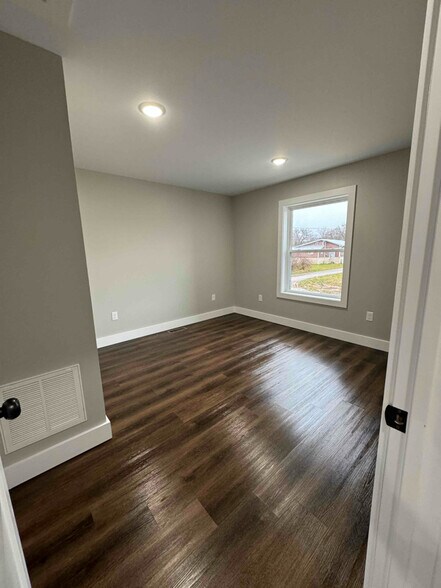 Building Photo - 56 Holloway Dr