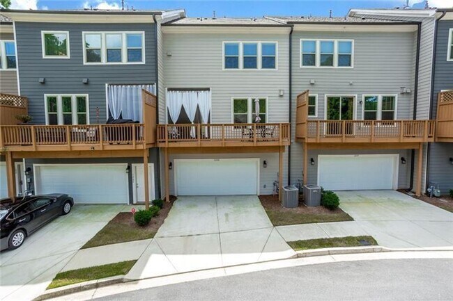 Building Photo - Large 3 Bedroom Luxury Townhome on Silver ...