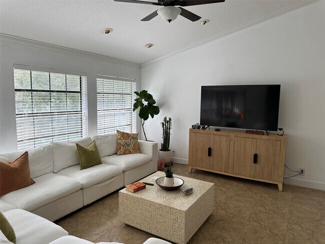 Building Photo - 3024 Lucerne Park Dr