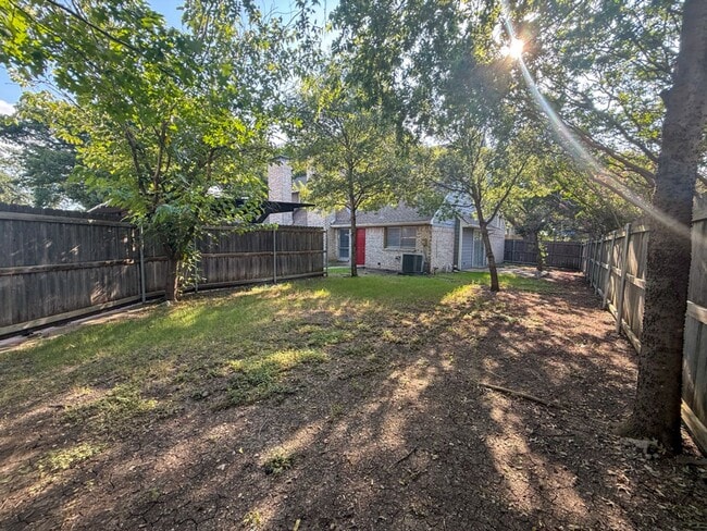Building Photo - 612-614 Towne House Ln