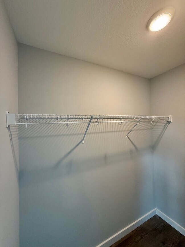 Building Photo - Knoxville 37921 - 2 bedroom 1.5 bath - cal...