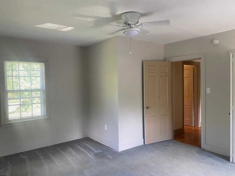 Building Photo - 3627 Riverview Dr