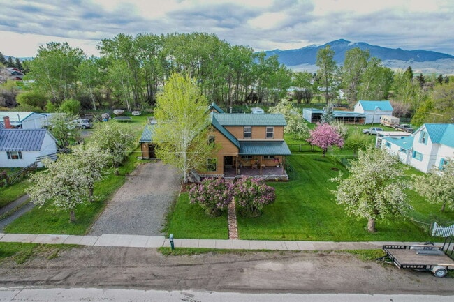 Building Photo - Spacious 4-Bedroom Home in the Heart of Sh...