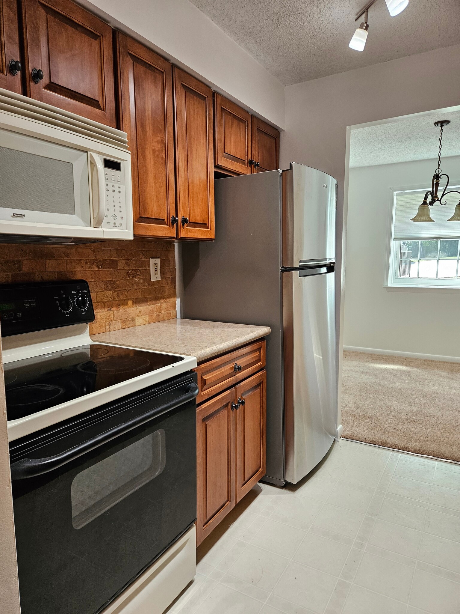 Kitchen - 3204 Valley Dr