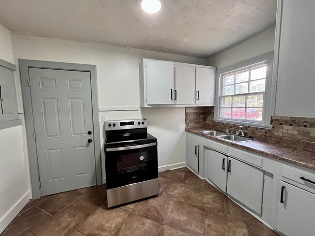 Building Photo - 132 King St