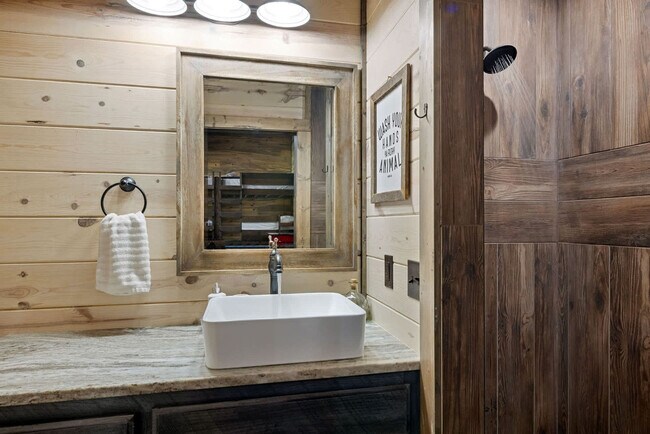 Building Photo - 222 Lost Creek Trl