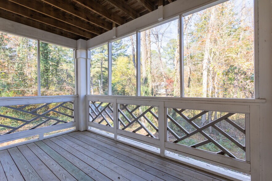 Building Photo - 1005 Kingswood Dr