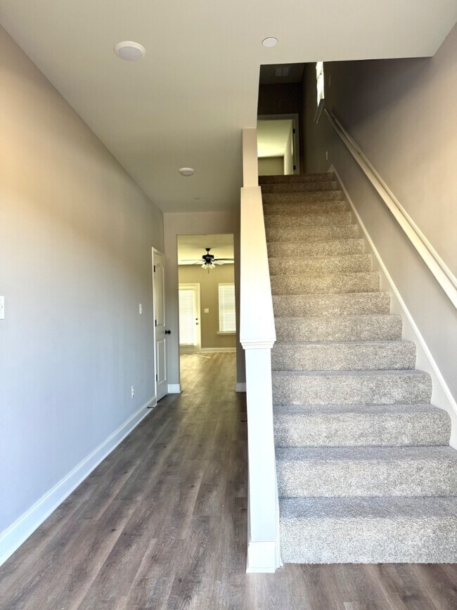 Building Photo - 4378 Parkcrest Dr