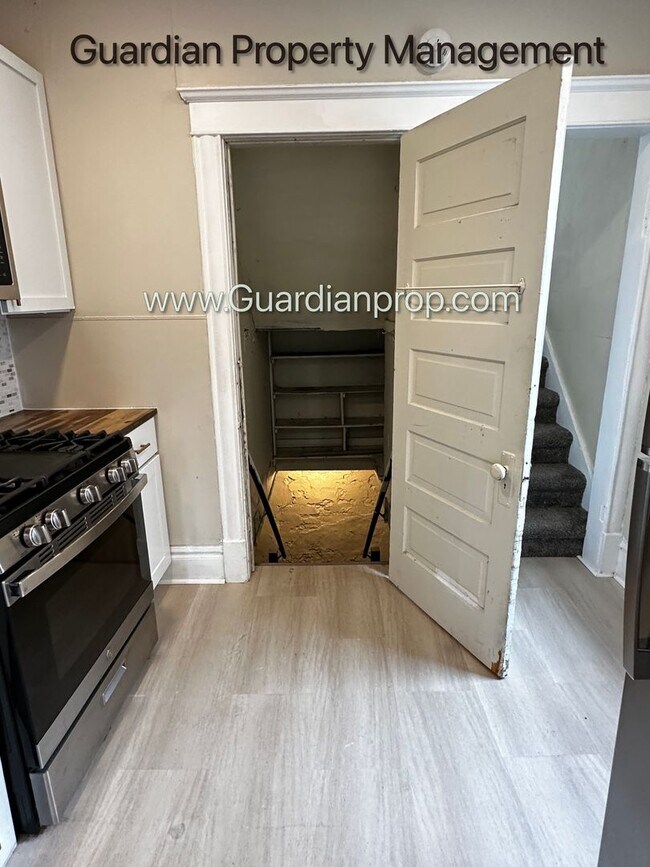 Building Photo - Northeast Minneapolis Single Family Home, Dishwasher, Hardwood Floors, W/D in Unit