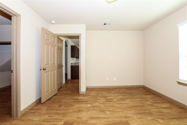 Building Photo - 5843 Kyle Cove Dr
