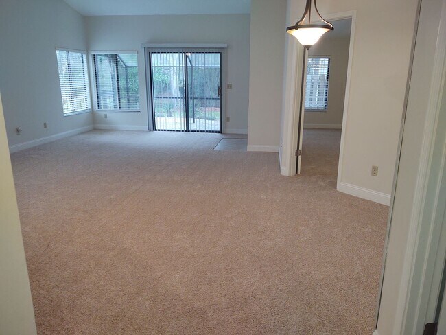 Building Photo - Gorgeous 3 bedroom 2 bath townhome with FL...