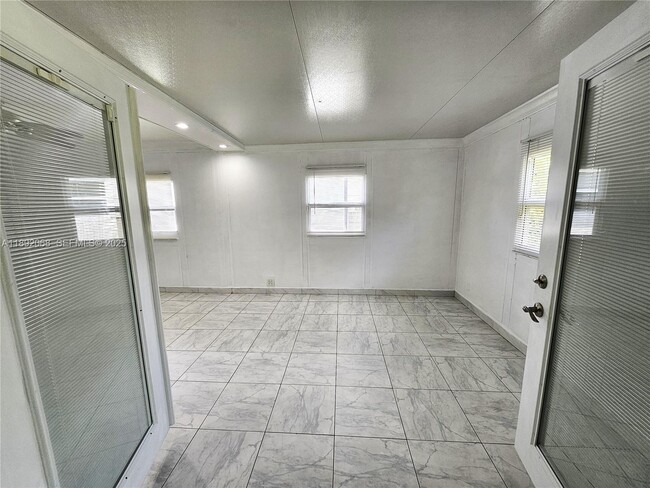 Building Photo - 1040 NW 73rd Terrace