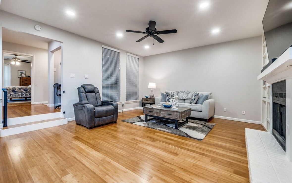 Building Photo - 7525 Holly Hill Dr
