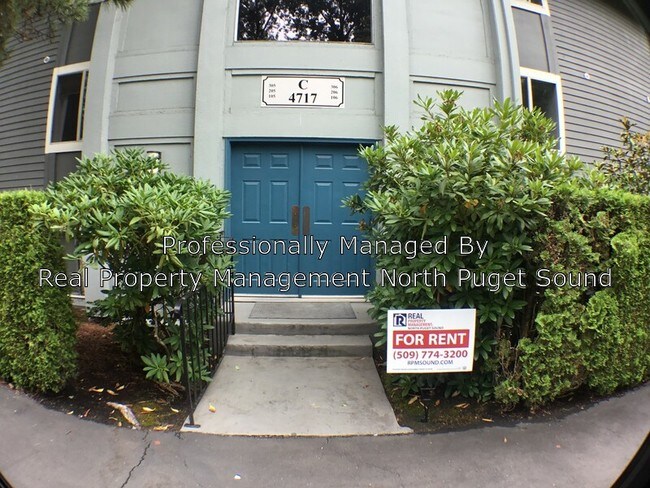 Building Photo - 4717 W Lake Sammamish Pkwy SE