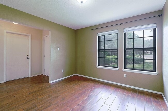 Building Photo - 3510 Oak Creek Dr