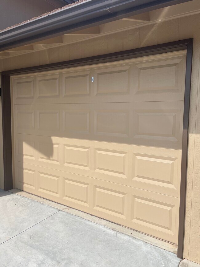 Building Photo - 2485 S Mountain View Dr