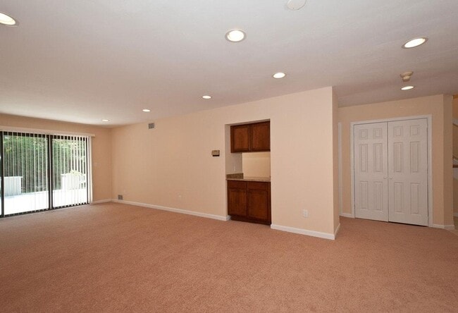 Building Photo - 90 Foxwood Dr