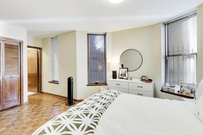 Building Photo - 922 W Fullerton Ave