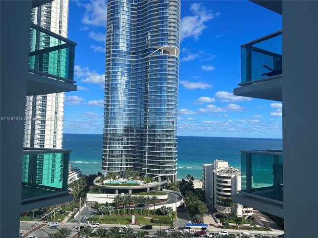 Building Photo - 100 Bayview Dr