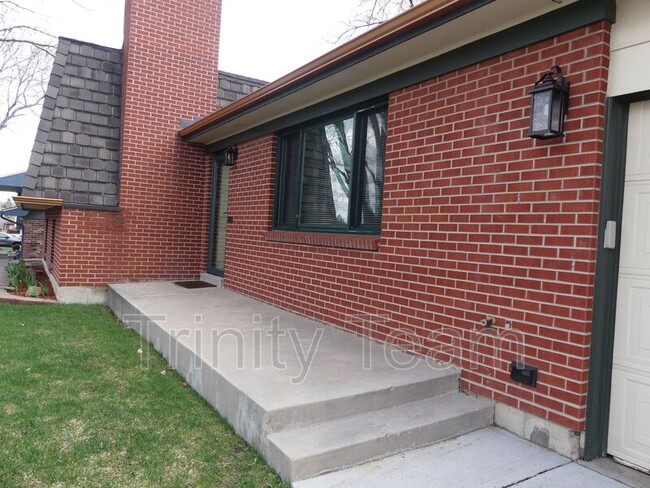 Building Photo - 384 Wellington St