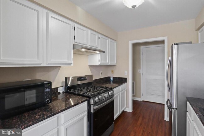 Building Photo - 8058 Lisle Dr